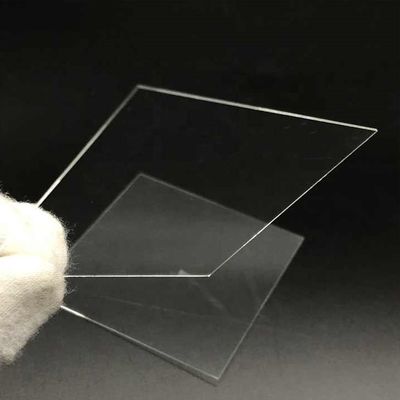 Plaque de verre aluminosilicate ultra-transparent pour le traitement du verre par revêtement antireflet AR
